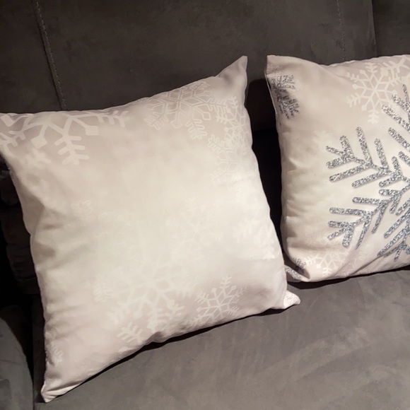 Set of 2 snowflake holiday pillows 15” x 15” - Picture 4 of 5